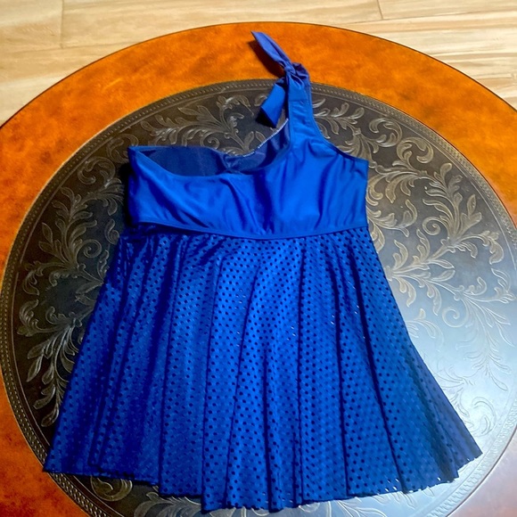 DESIGN - Top Senza Maniche Color Blu Navy Scuro Con Scollo Ad Anello E Dettaglio Intrecciato In Vita